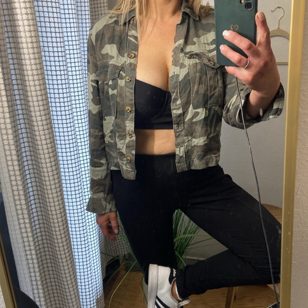 Aeropostale muted cameo button down with folded coller and two breast pockets.